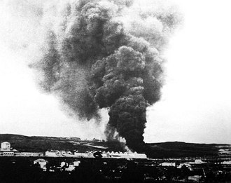 Incêndio em armazém no bairro da Mooca após bombardeio das forças do governo federal.