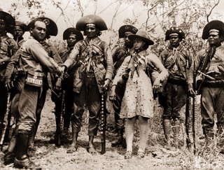 Foto mostrando o bando de Lampião com Maria Bonita ao seu lado