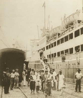 Imigrantes japoneses desembarcando em Santos