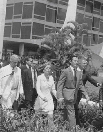Collor deixando a presid&ecirc;ncia em 1992 ap&oacute;s o impeachment