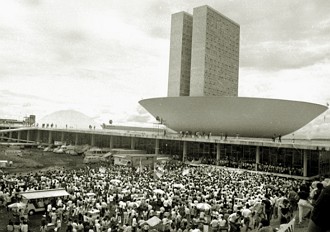 Manifestação popular das Diretas Já em frente ao Congresso Nacional Manifestação popular das Diretas Já em frente ao Congresso Nacional