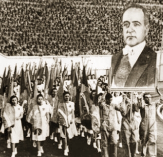 Desfile no dia do Trabalhor durante o governo Vargas