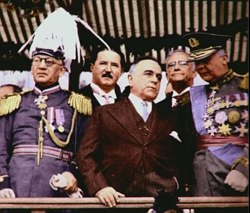 Getulio Vargas (centro da foto) na comemoração de 50 anos da Proclamação da República.