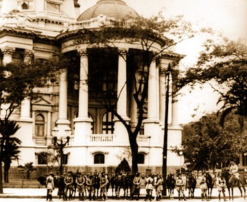 Soldados cercando o Pal&aacute;cio Monroe durante o golpe de Estado de 1937