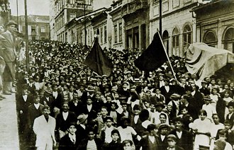 Foto de uma manifestação de operários durante a greve geral de 1917 em São Paulo