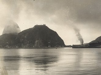 Quartel do 3º Regimento de Infantaria no Rio de Janeiro em chamas após a intentona comunista