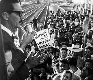 Foto de Jânio quadros fazendo um discurso durante a campanha presidencial em 1960