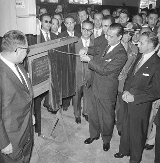 Foto de Juscelino Kubitschek na inauguração da General Motors.