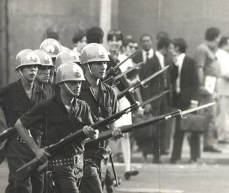 Soldados numa manifestação estudantil contra o regime militar no Brasil