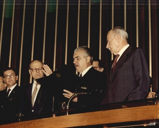 Foto da posse de Jos&eacute; Sarney como presidente do Brasil em 1985