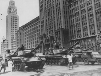 Tanques do exército brasileiro nas ruas do Rio de Janeiro após o Golpe de 1964