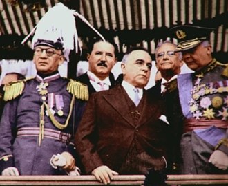 Foto de Getúlio Vargas em 1939, entre dois militares, na comemoração de 50 anos da Proclamação da República.