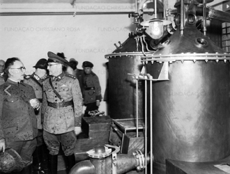 Foto de Getúlio Vargas em visita a uma fábrica de pólvora em 1940