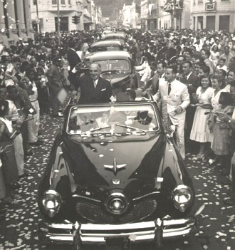Get&uacute;lio desfilando em carro aberto pelas ruas de Vit&oacute;ria, Esp&iacute;rito Santo em 1951.